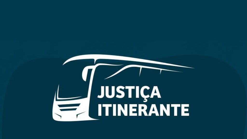 Imagem com o símbolo da Justiça Itinerante: fundo azul com a representação de um ônibus branco. 